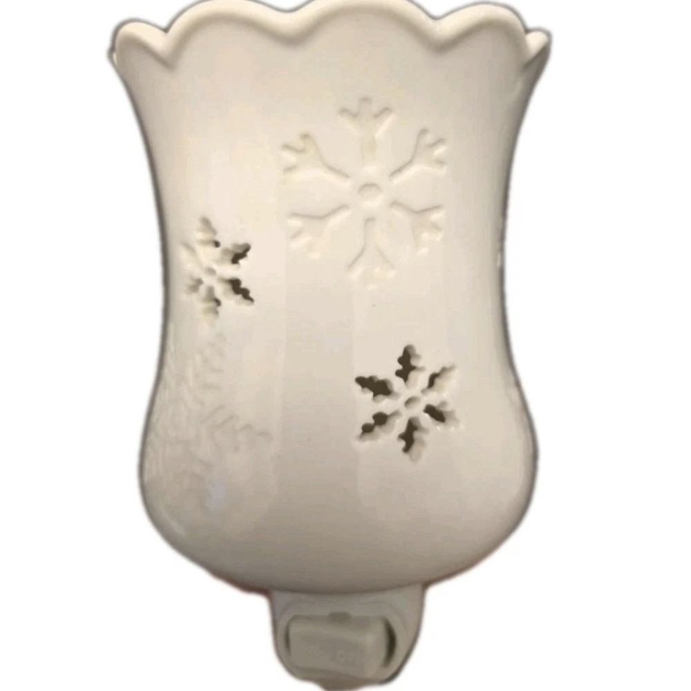 Scentsy Snow Day Plug-In Wax Warmer Holiday Snowflake Night Light Retired Rare - Picture 2 of 10